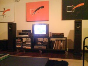 a sala "de vo" com as caixas bass reflex DIY e ampli tda7294 DIY (em cima do gradiente vintage)