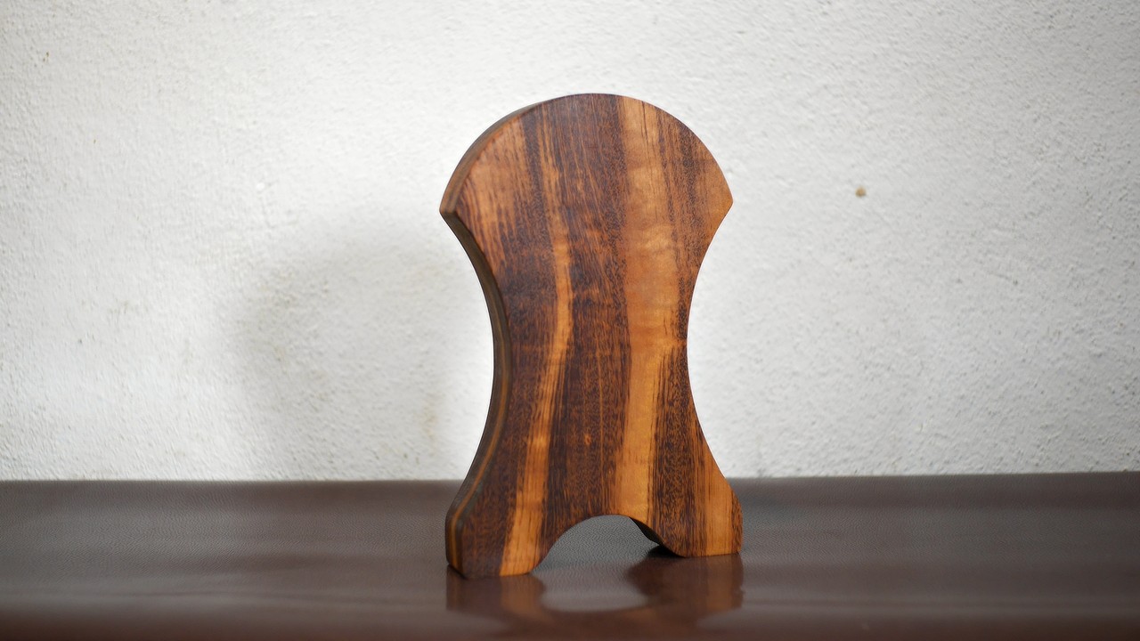 04 HeadphoneStandGunroad